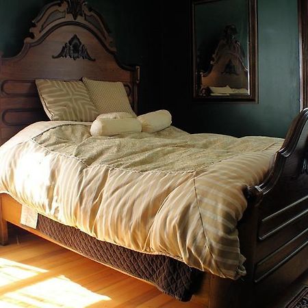 Whiskey Mansion Bed & Breakfast Saint Joseph Ruang foto