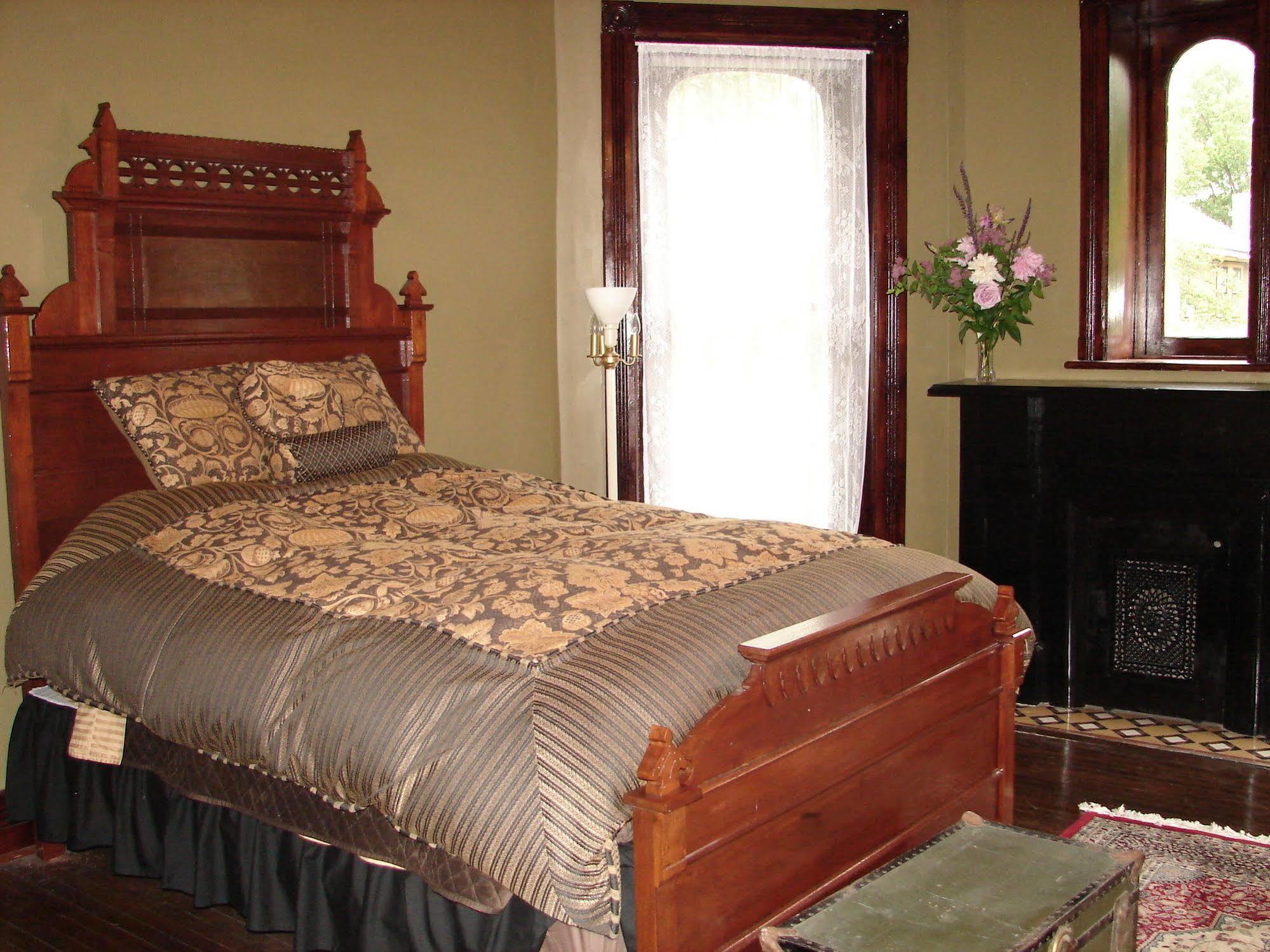 Whiskey Mansion Bed & Breakfast Saint Joseph Ruang foto