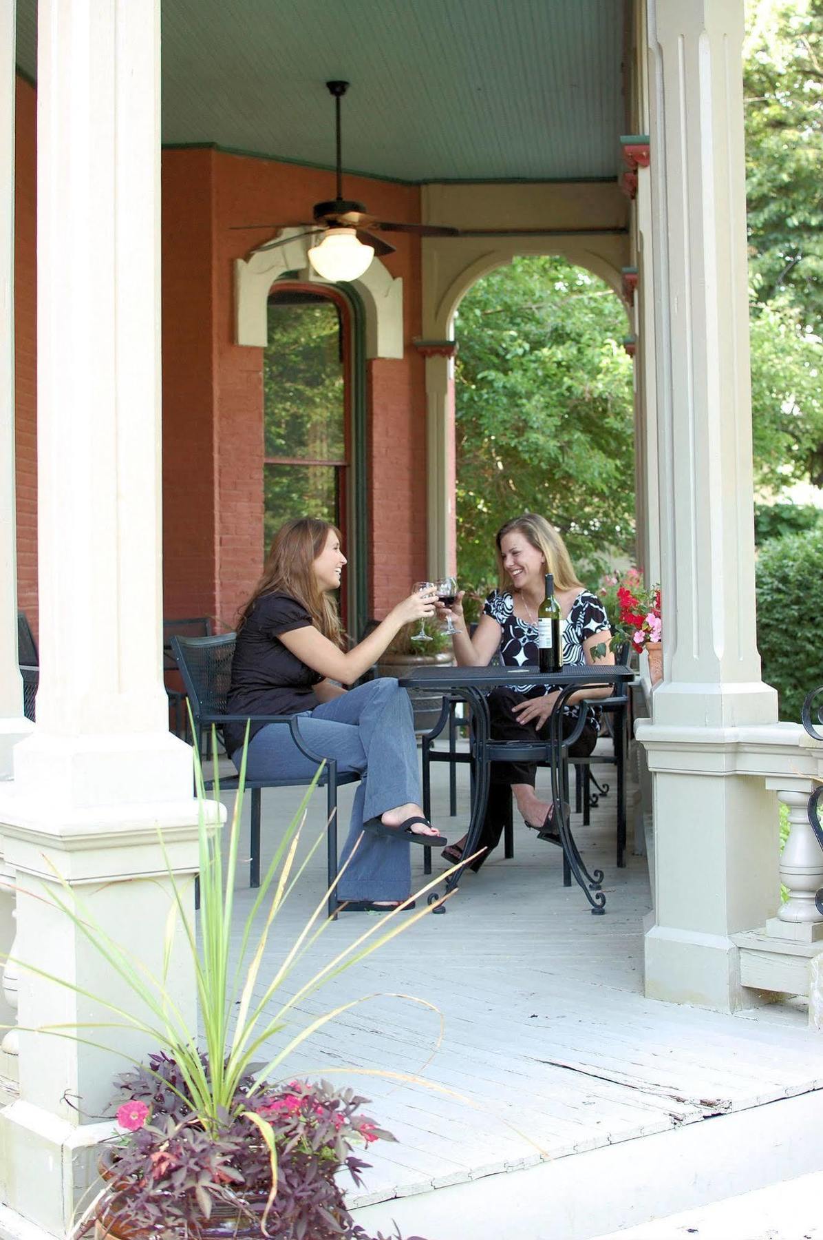 Whiskey Mansion Bed & Breakfast Saint Joseph Restoran foto